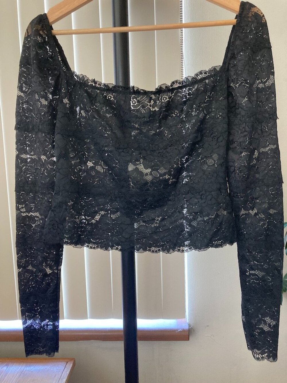 NWT Guess large lace top black off the shoulder